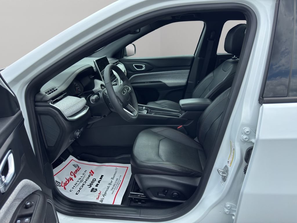 Used 2023 Bright White Clearcoat Jeep Latitude Lux image 4