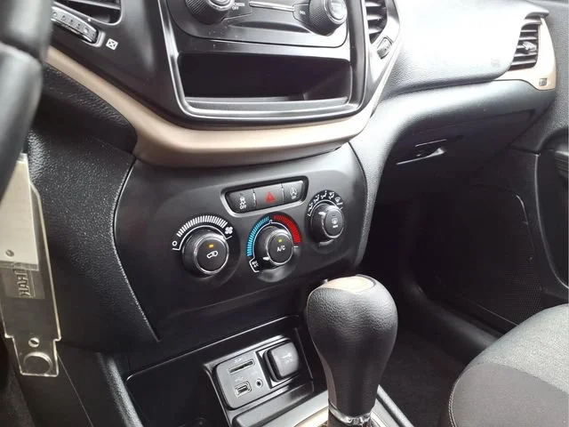 Used 2016  Jeep Altitude image 8