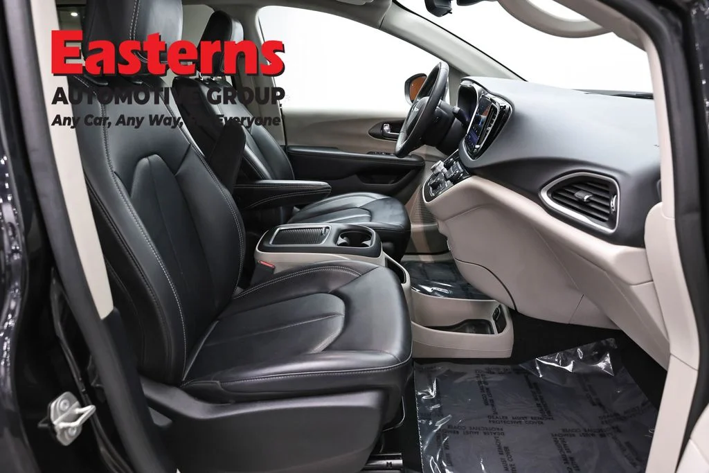 Used 2023 Black Chrysler Touring L image 23