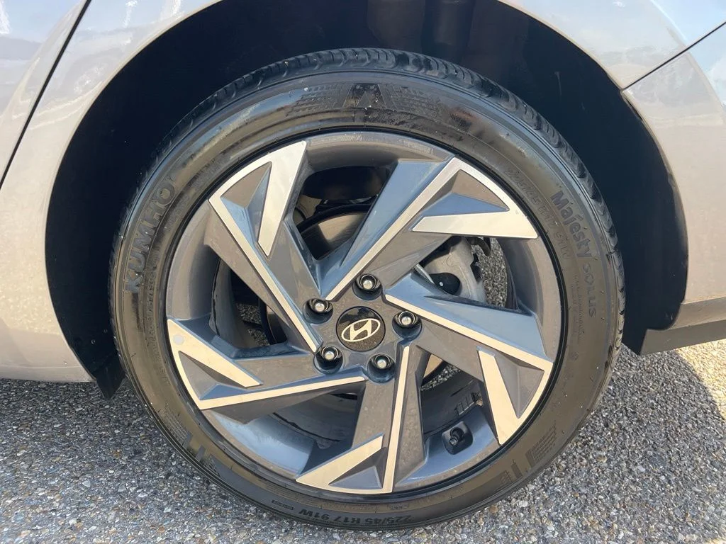 Used 2025 Gray Hyundai SEL Sport image 17