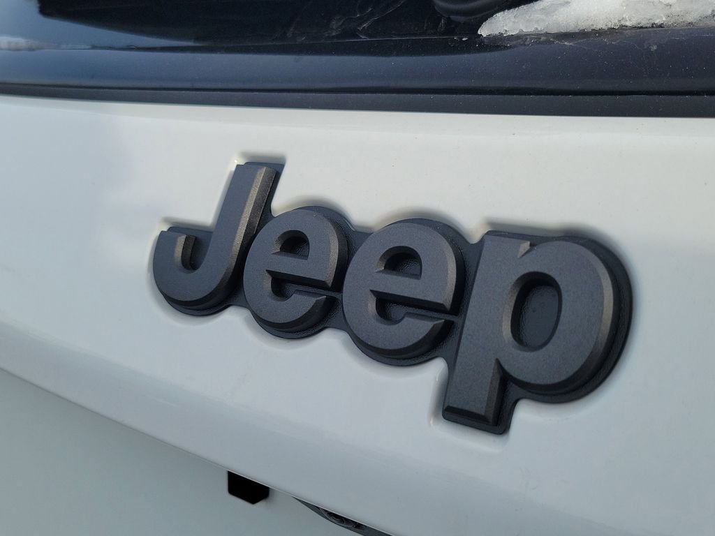 New 2026 Bright White Clearcoat Jeep Latitude image 6