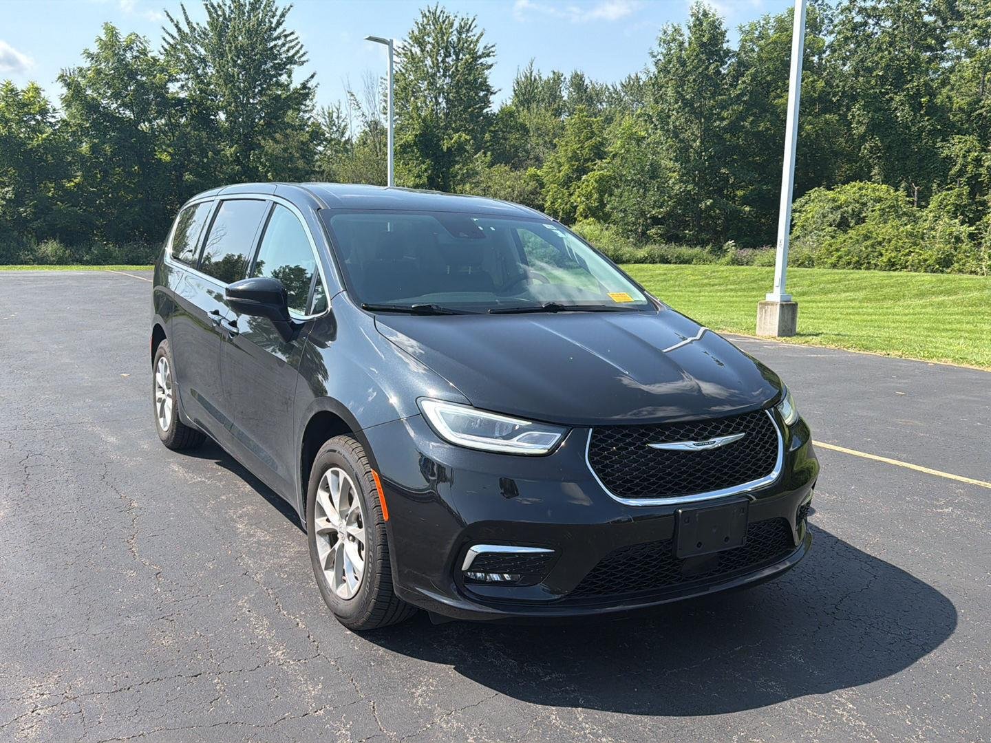 Used 2023 Brilliant Black Crystal Pearlcoat Chrysler Touring L image 3