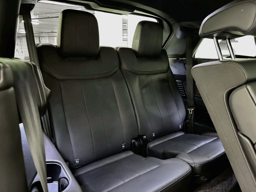 Used 2024 White Land Rover SE image 28