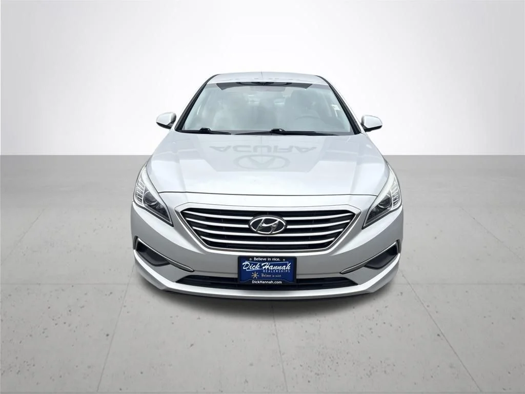 Used 2016 Silver Hyundai SE image 2
