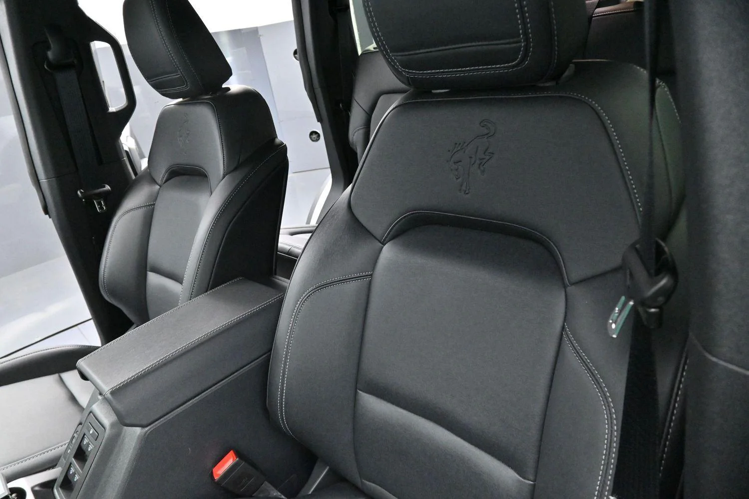 Used 2025 Oxford White Ford Badlands image 14