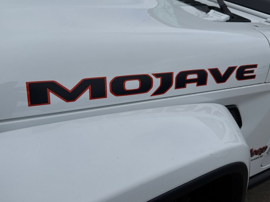 New 2026 Bright White Clear-Coat Exterior Paint Jeep Mojave X image 10