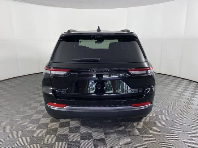 New 2026 Diamond Black Crystal Pearl-Coat Exterior Paint Jeep Limited image 10