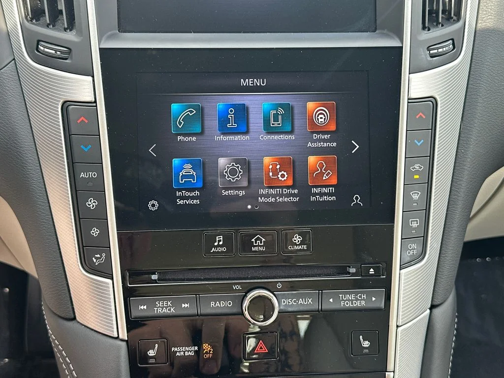 Used 2023 White INFINITI LUXE image 27