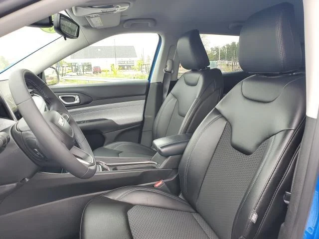Used 2022 Laser Blue Pearlcoat Jeep Latitude image 6