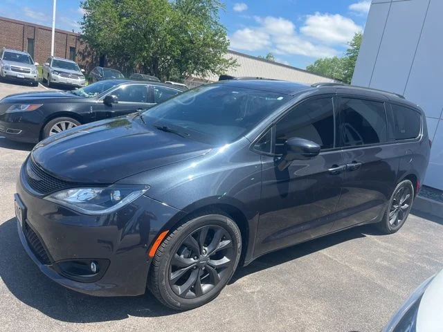 2019 Chrysler Pacifica Touring L Plus's photo