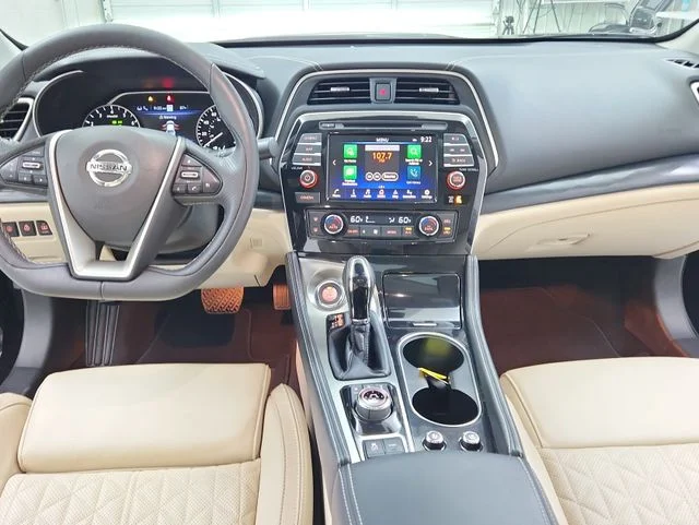 Used 2022 Black Nissan Platinum image 26