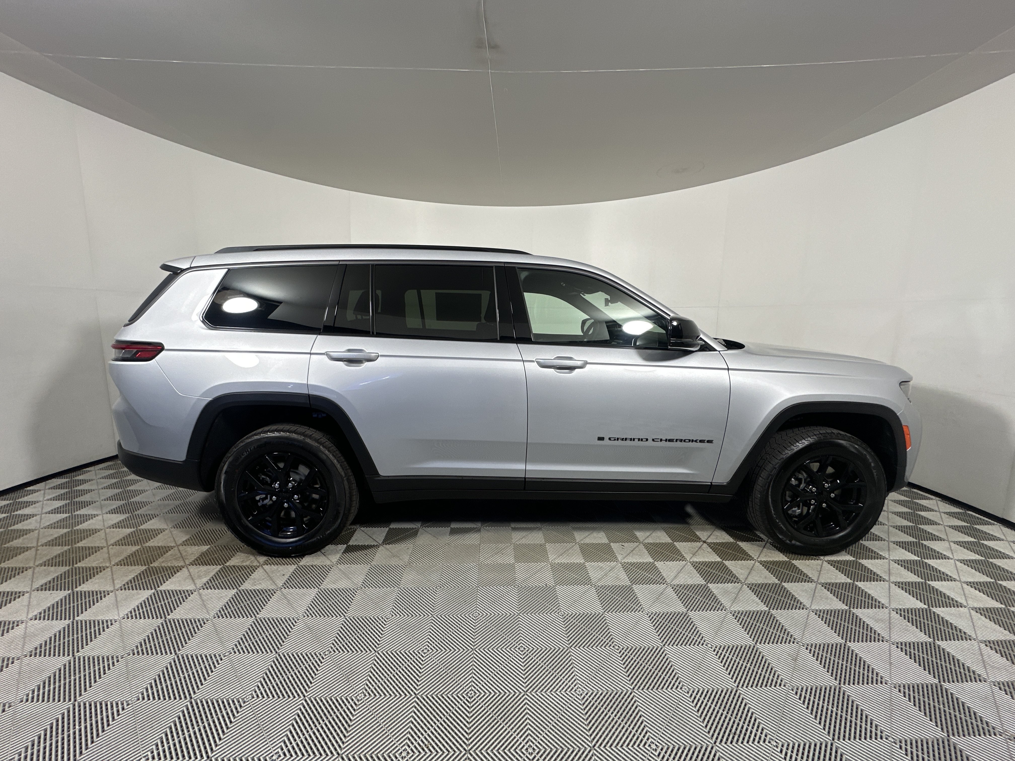 New 2026 Silver Zynith Jeep Laredo Altitude image 8