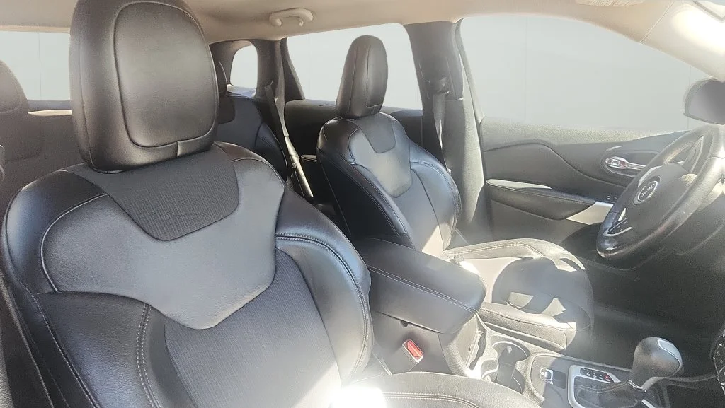 Used 2018 Blue Jeep Latitude Plus image 10