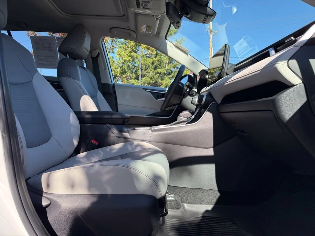 Used 2025 Pearl Toyota XLE Premium image 20