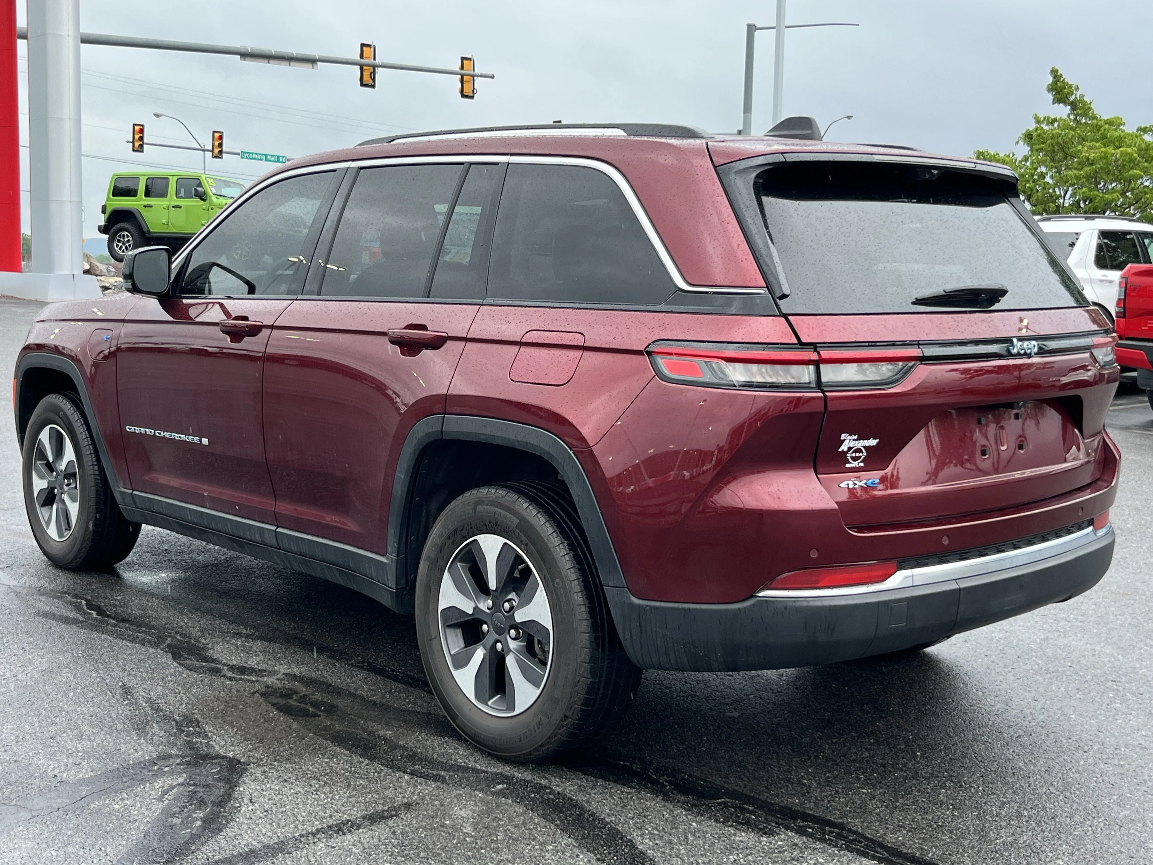 Used 2023 Velvet Jeep 4xe image 9