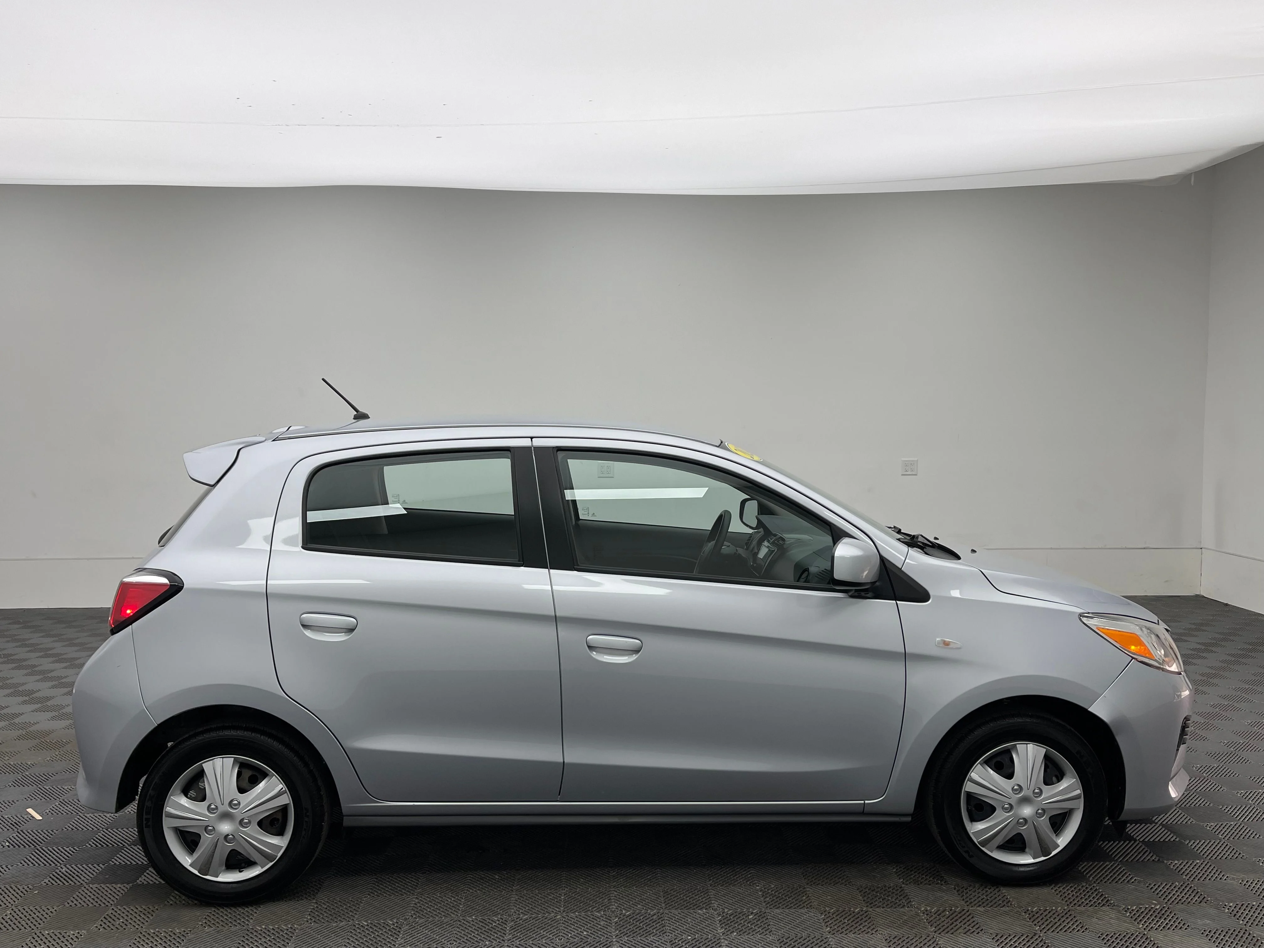 Used 2024 Silver Mitsubishi ES image 5