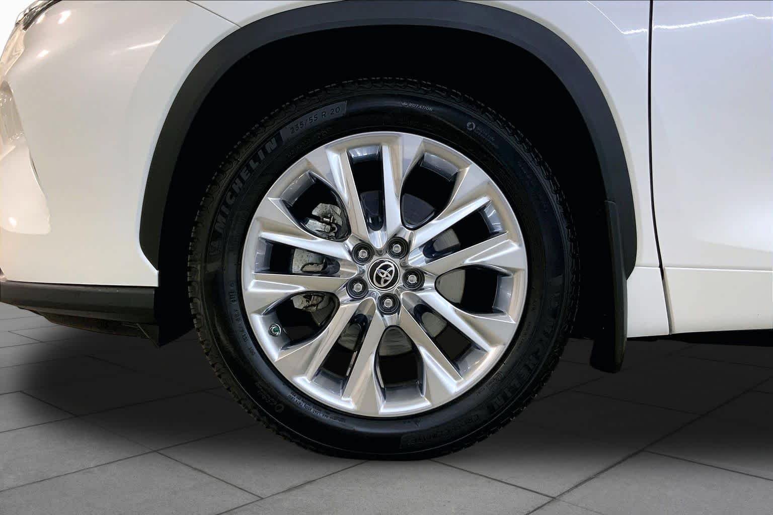Used 2021 Blizzard Pearl Toyota Limited image 10