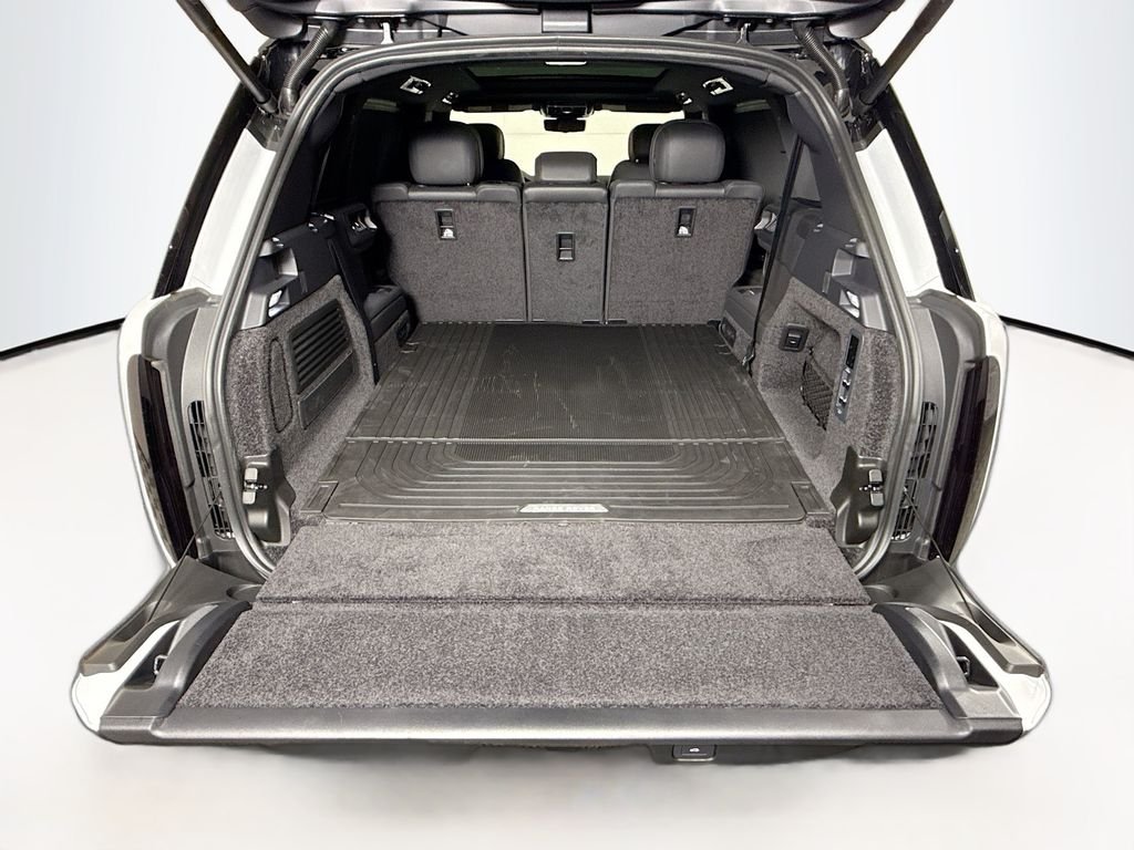 New 2026 Fuji White Land Rover SE image 27