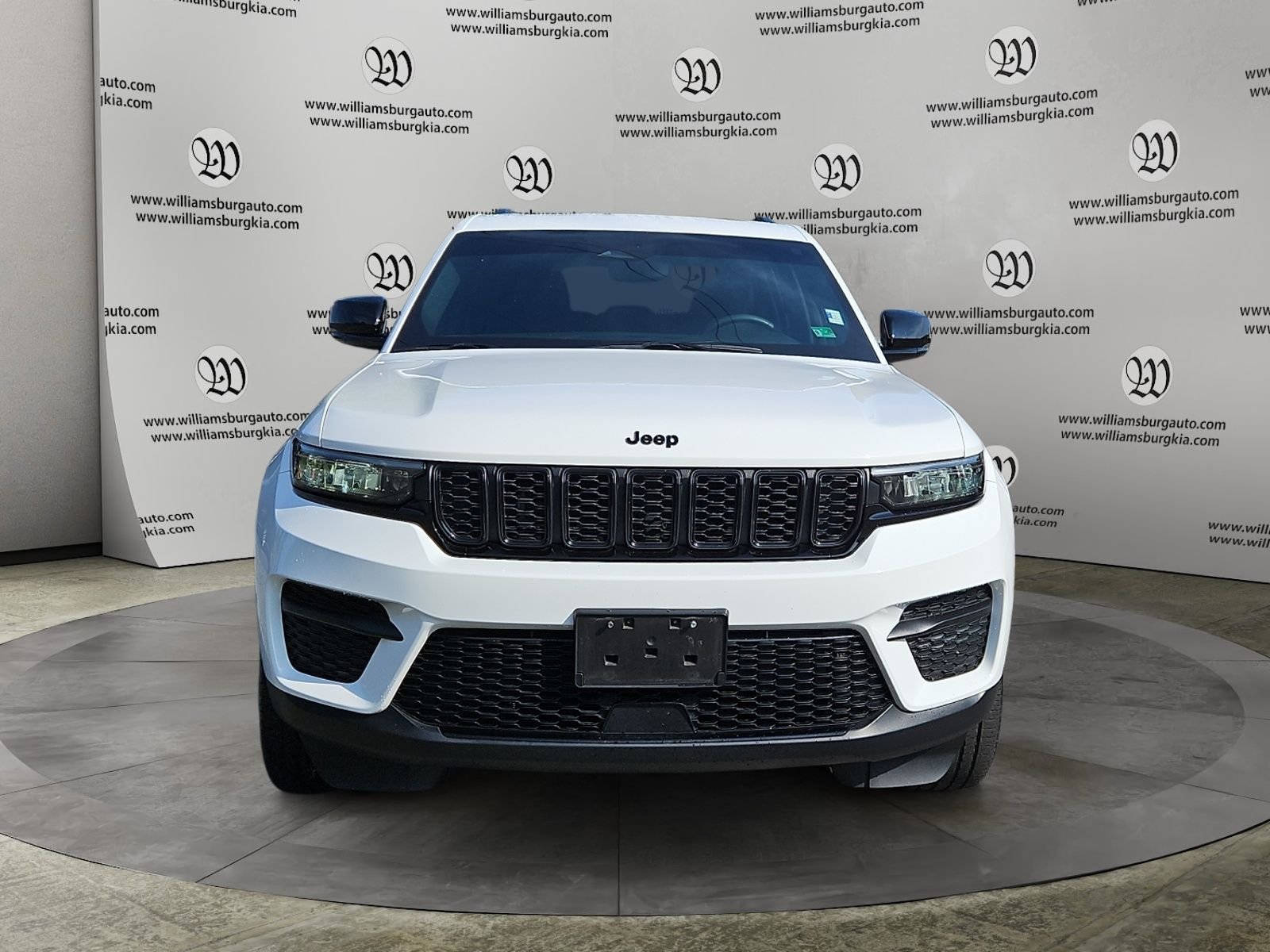 Used 2024 White Jeep Altitude image 8