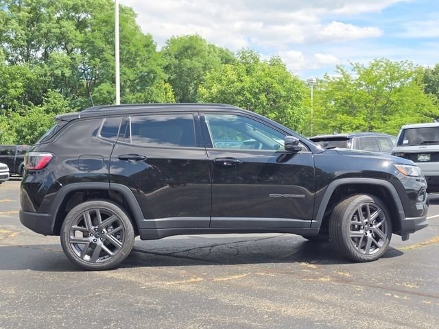 New 2026 Diamond Black Crystal Pearl-Coat Exterior Paint Jeep Limited image 30