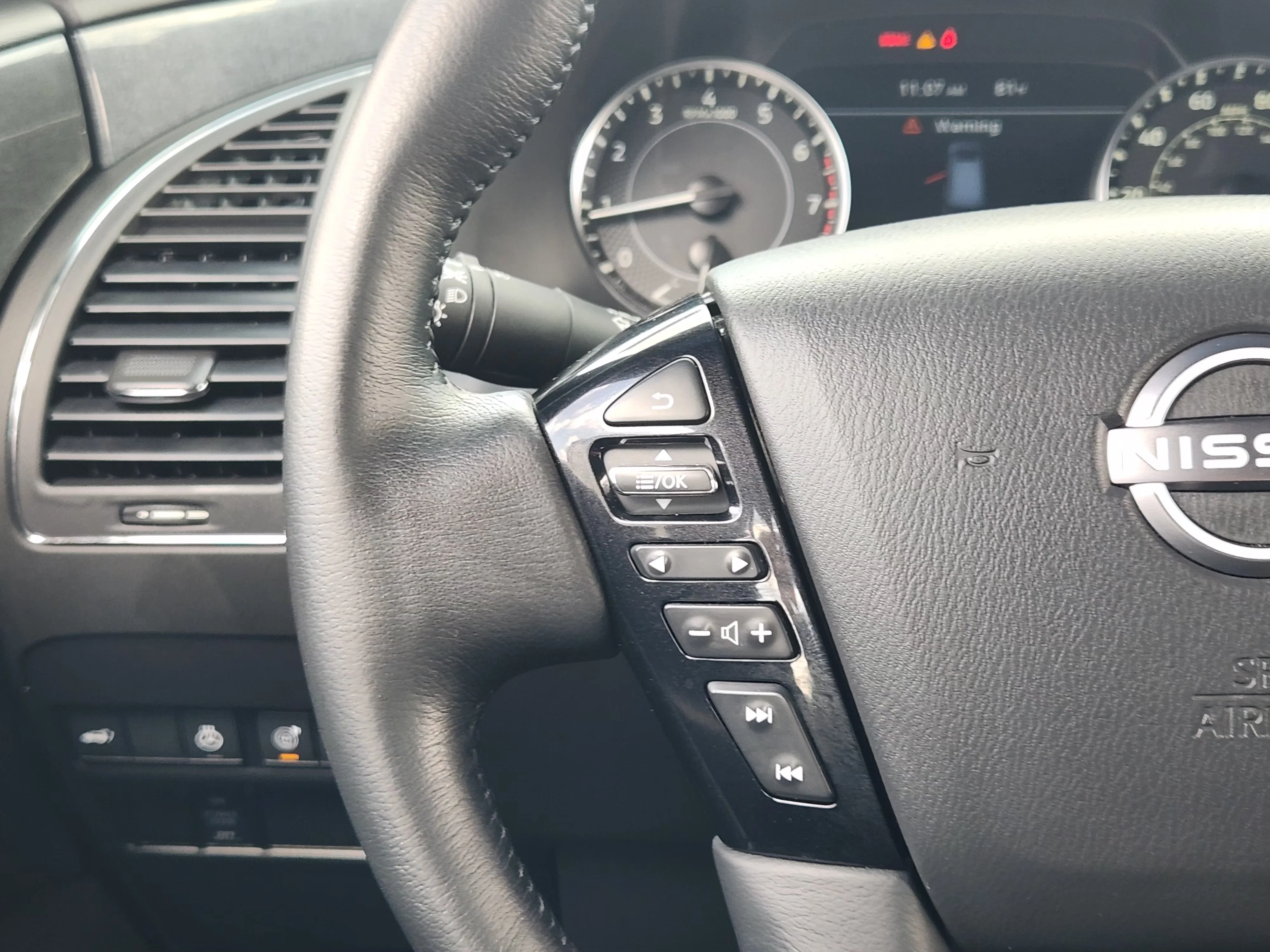 Used 2023 Aspen White Tricoat Nissan SL image 28
