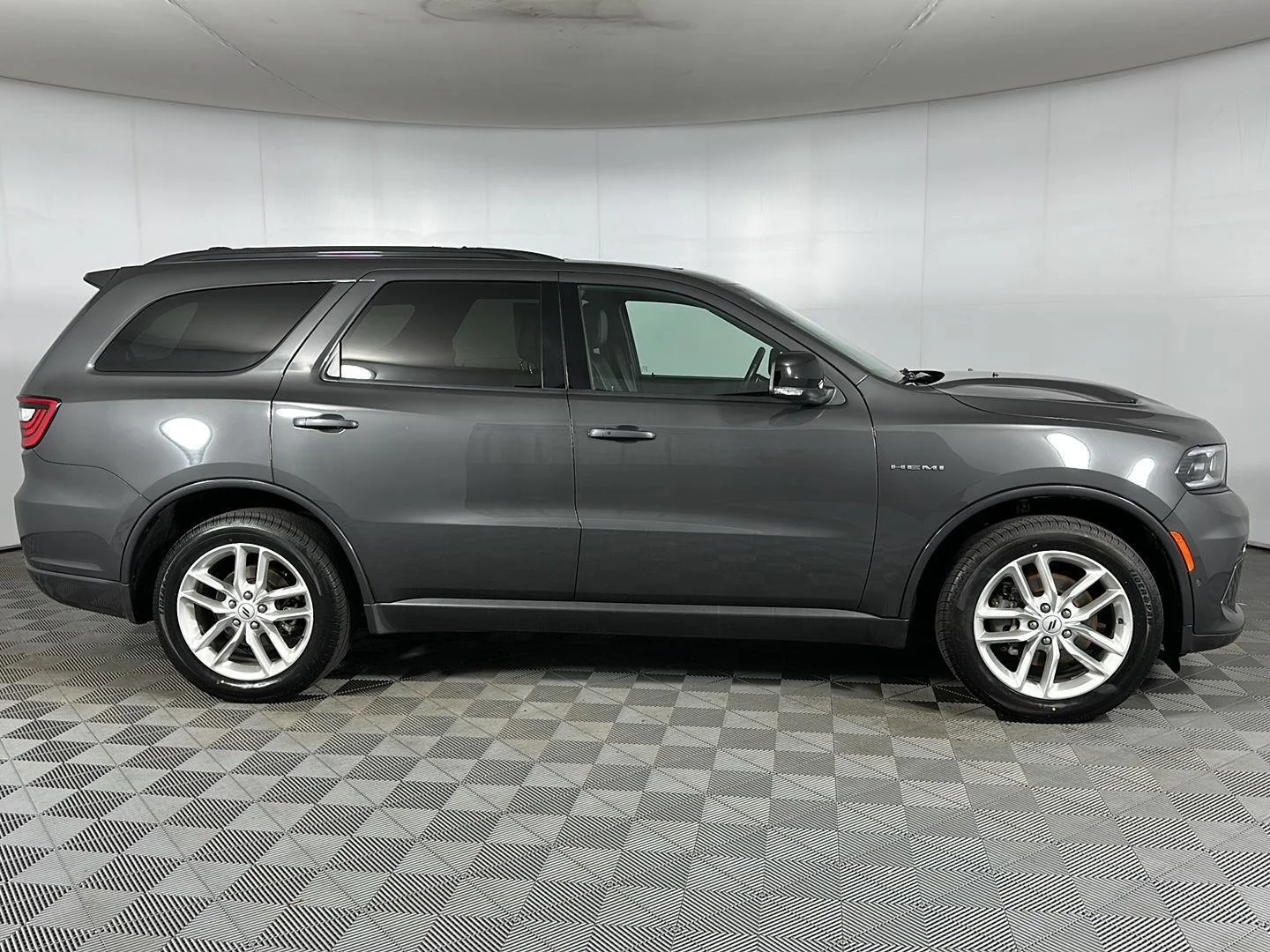 Used 2025 Vapour Grey Dodge R/T image 32
