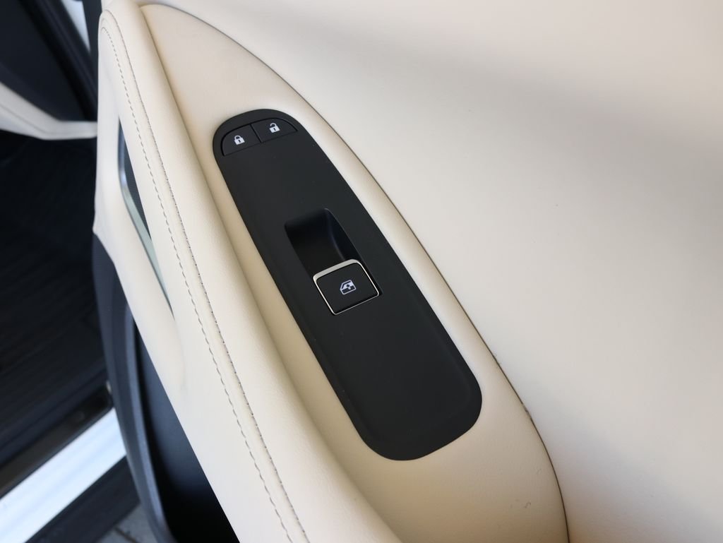 Certified Used 2025 White INFINITI LUXE image 44