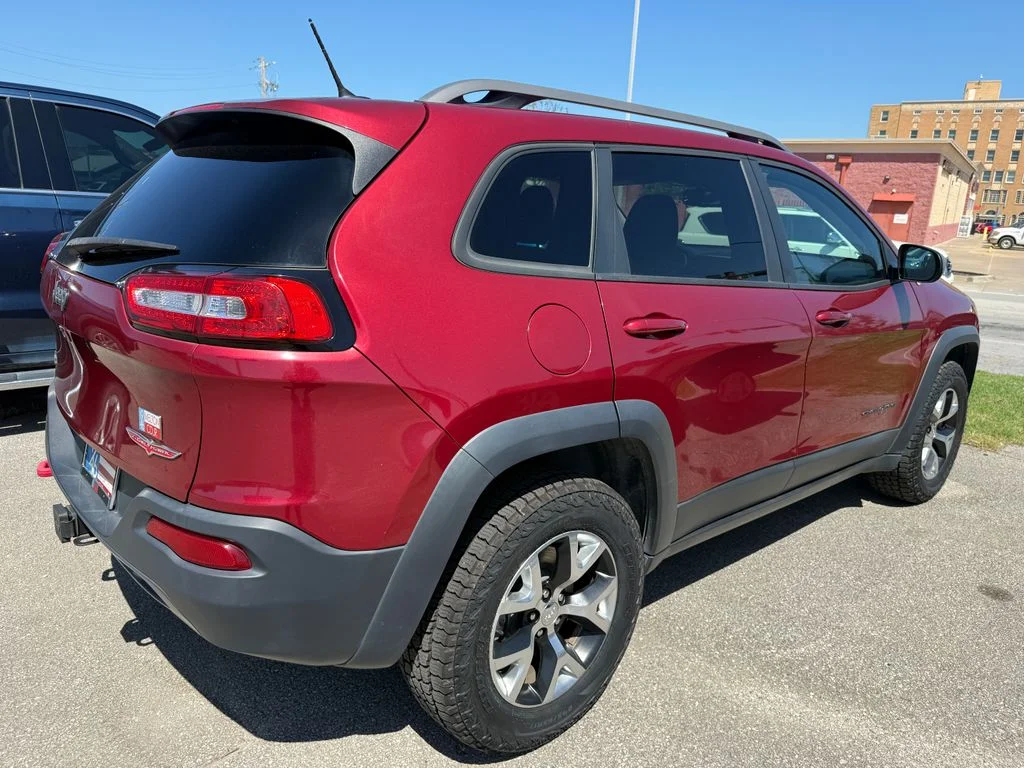 Used 2015 Red Jeep Trailhawk image 22