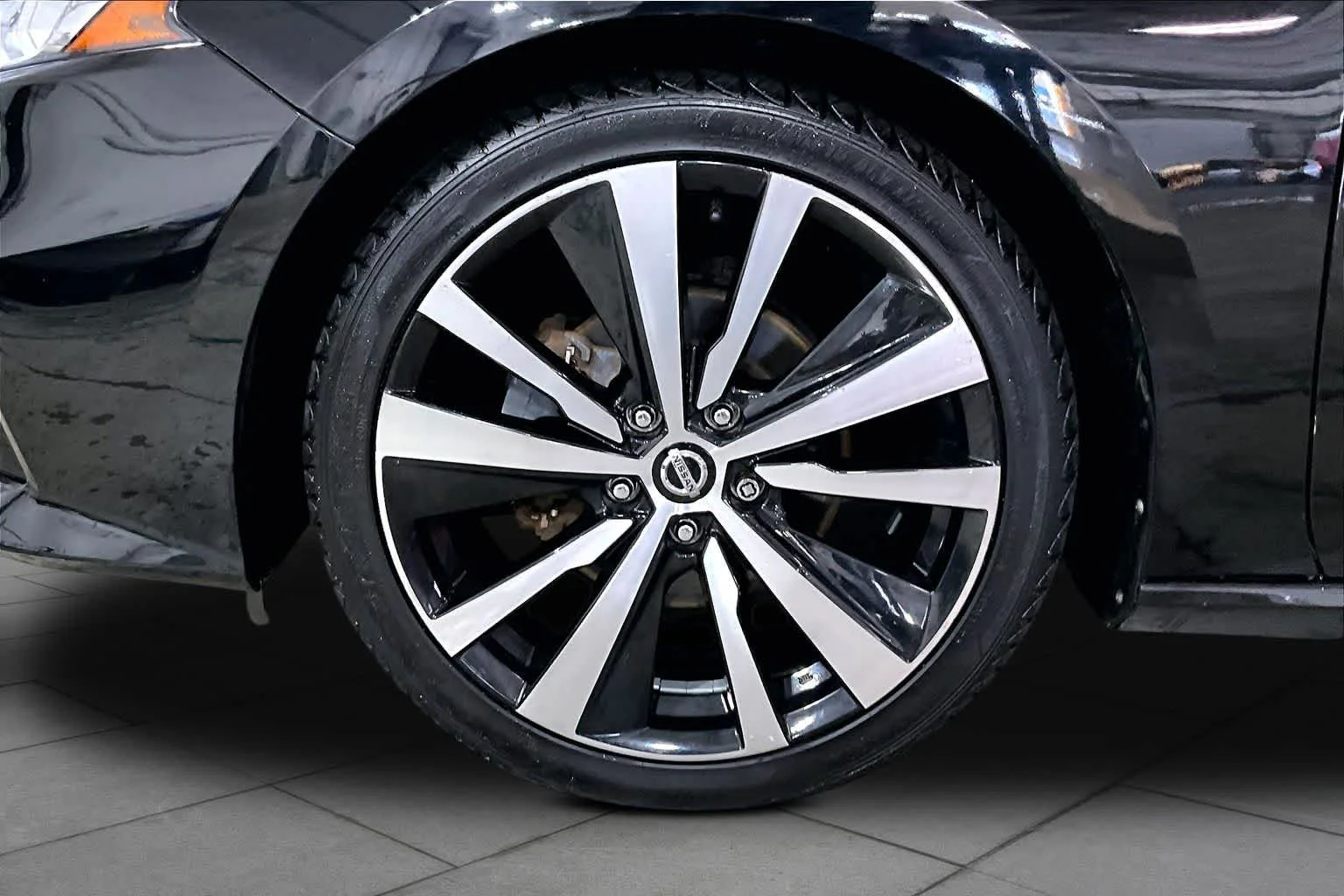 Used 2019 Super Black Nissan 2.5 Platinum image 11