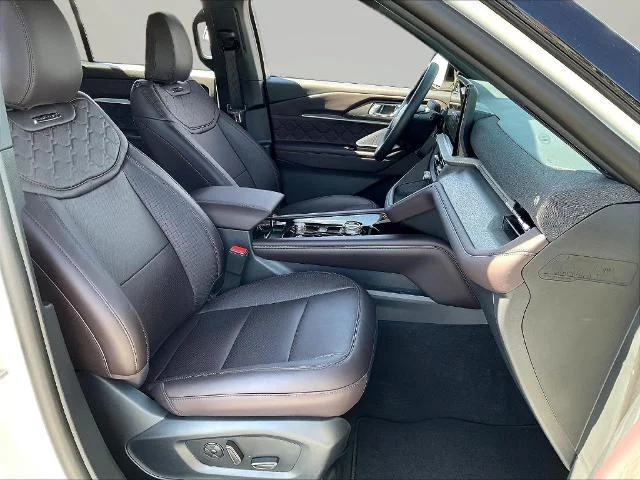 New 2026 Star White Metallic Tri-Coat Ford Platinum™ image 53