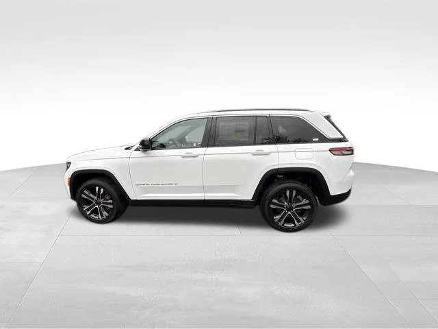 New 2027 Bright White Clear-Coat Paint Jeep Limited image 4