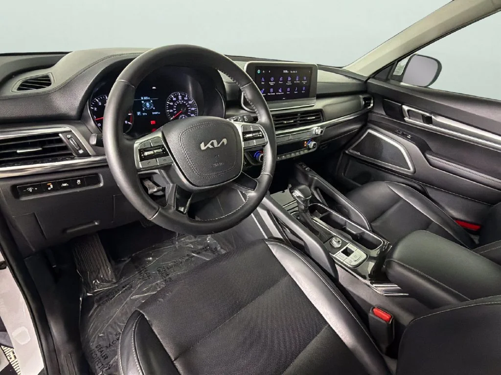 Used 2022 White Kia S image 19