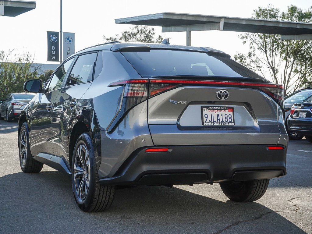 Used 2023  Toyota XLE image 4