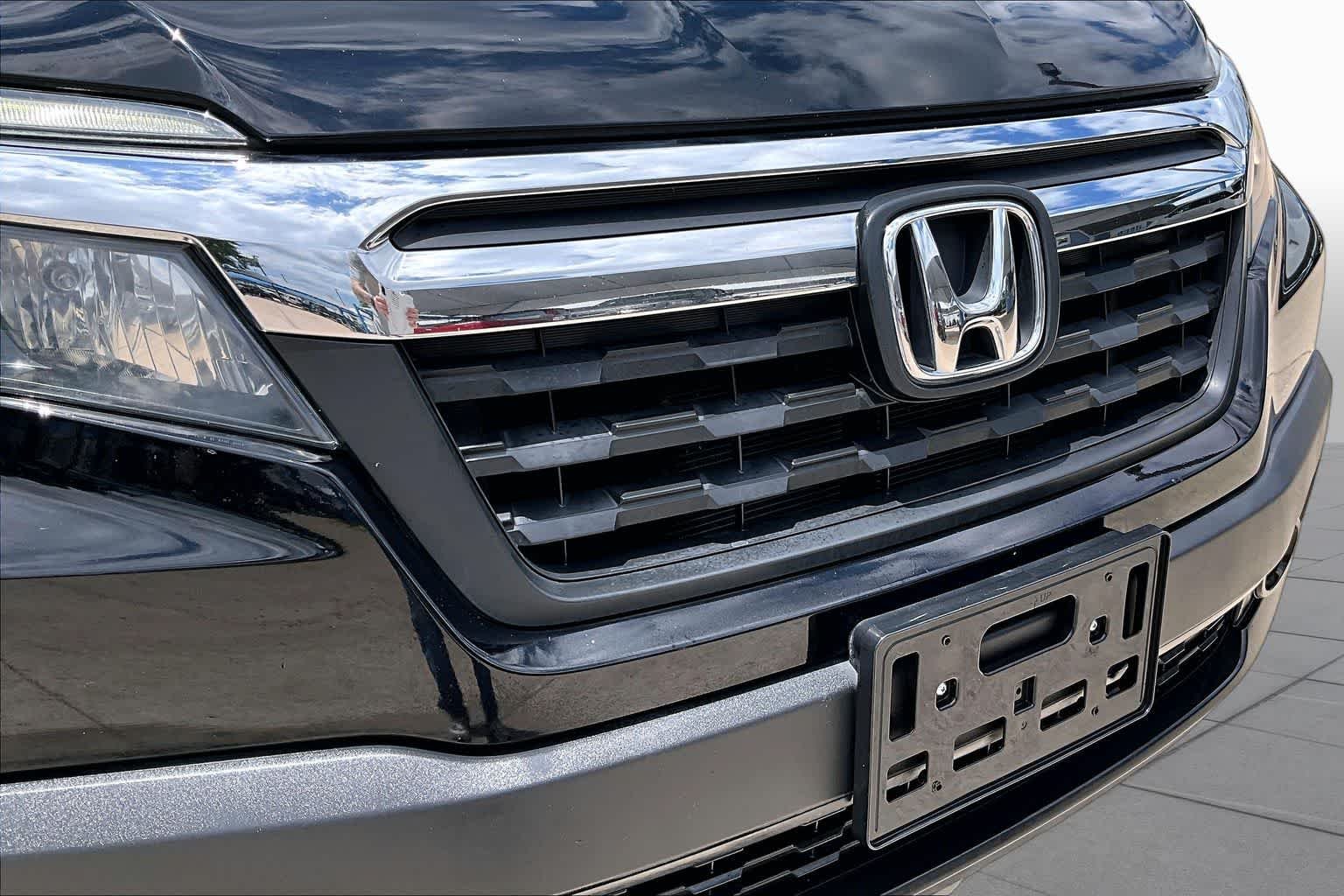 Certified Used 2018 Crystal Black Pearl Honda RTL-T image 30