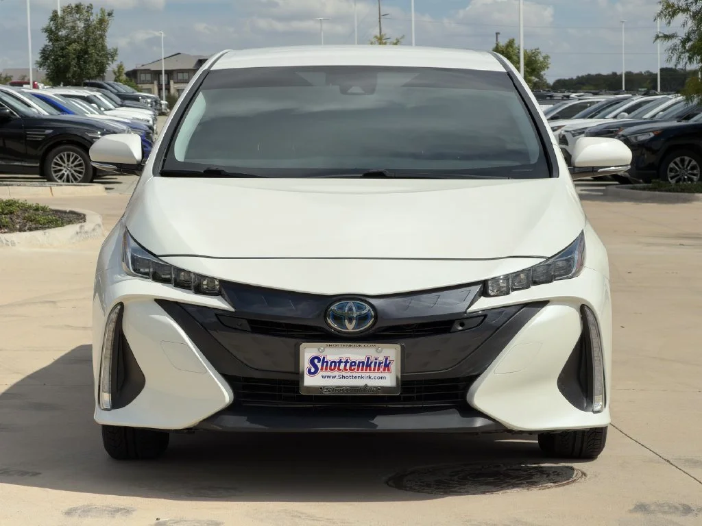 Used 2020 White Toyota XLE image 9