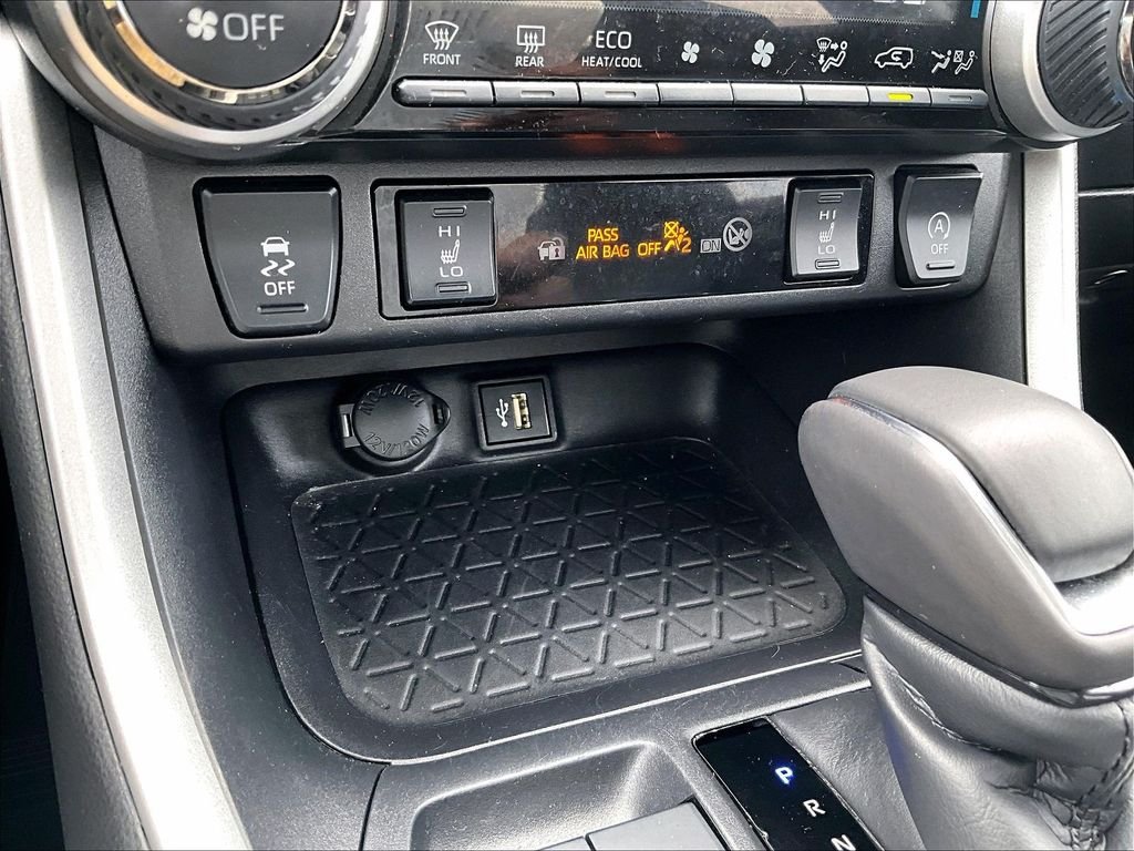 Used 2024 Silver Toyota XLE Premium image 27