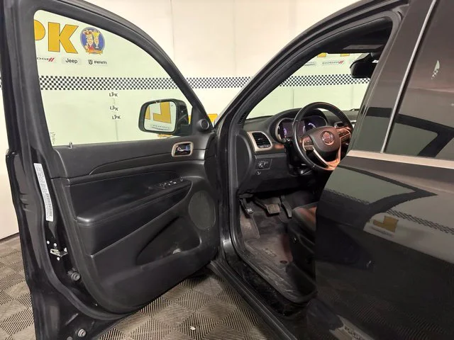 Used 2016 Brilliant Black Crystal Pearlcoat Jeep Laredo image 9