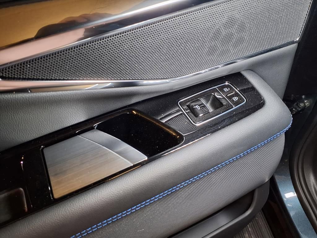 2026 Cadillac Escalade IQL Luxury - Photo 13