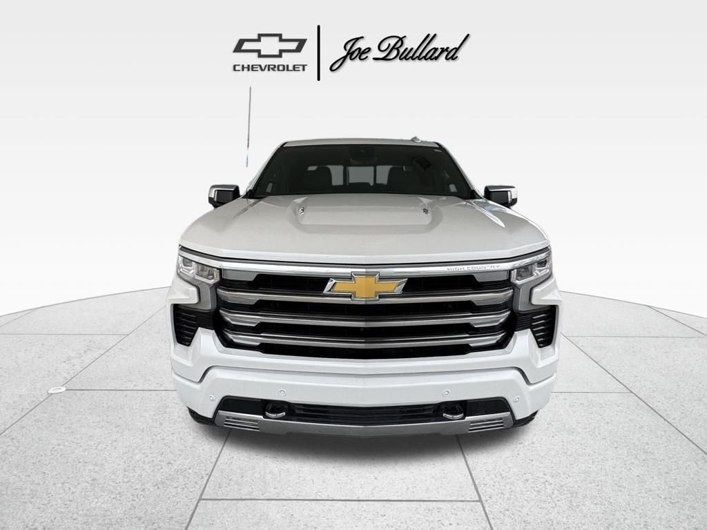 Used 2025 Beige Chevrolet High Country image 3