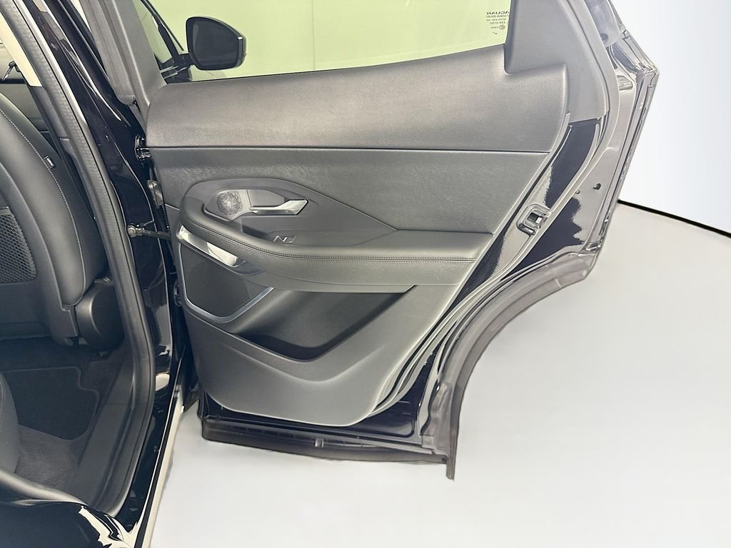 Used 2020  Jaguar SE image 27