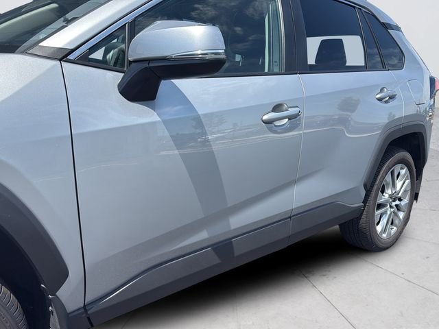 Used 2025 Silver Toyota XLE Premium image 32