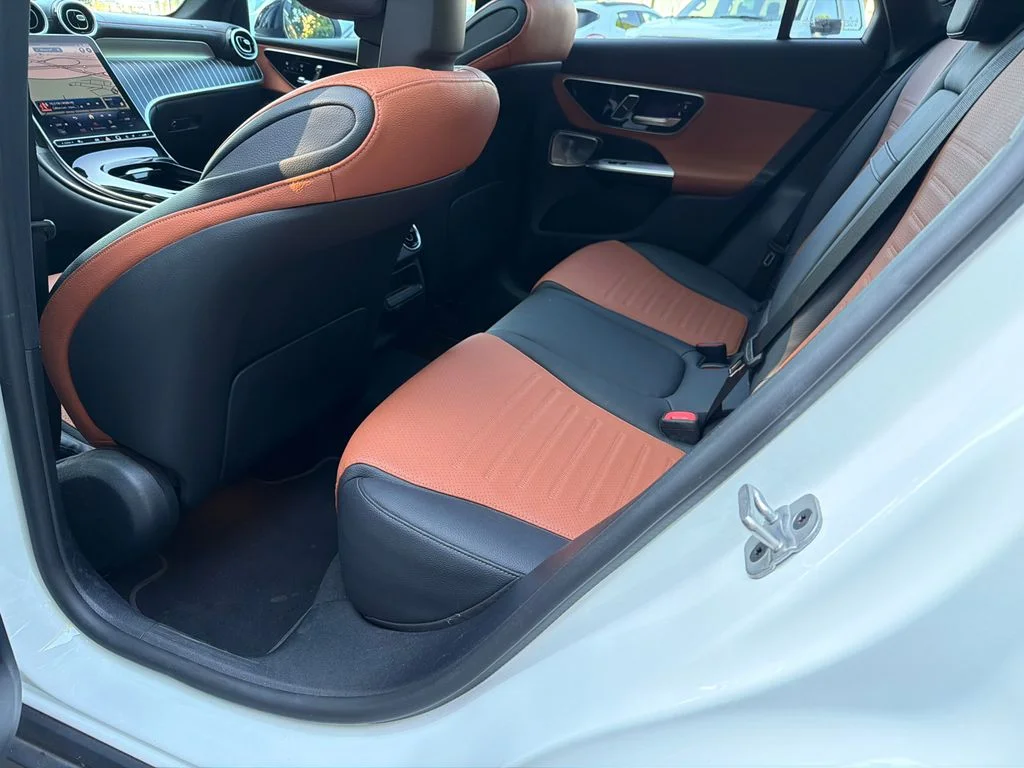 Used 2024  Mercedes-Benz GLC 300 image 21