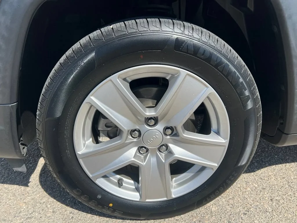 Used 2022  Jeep Latitude image 34