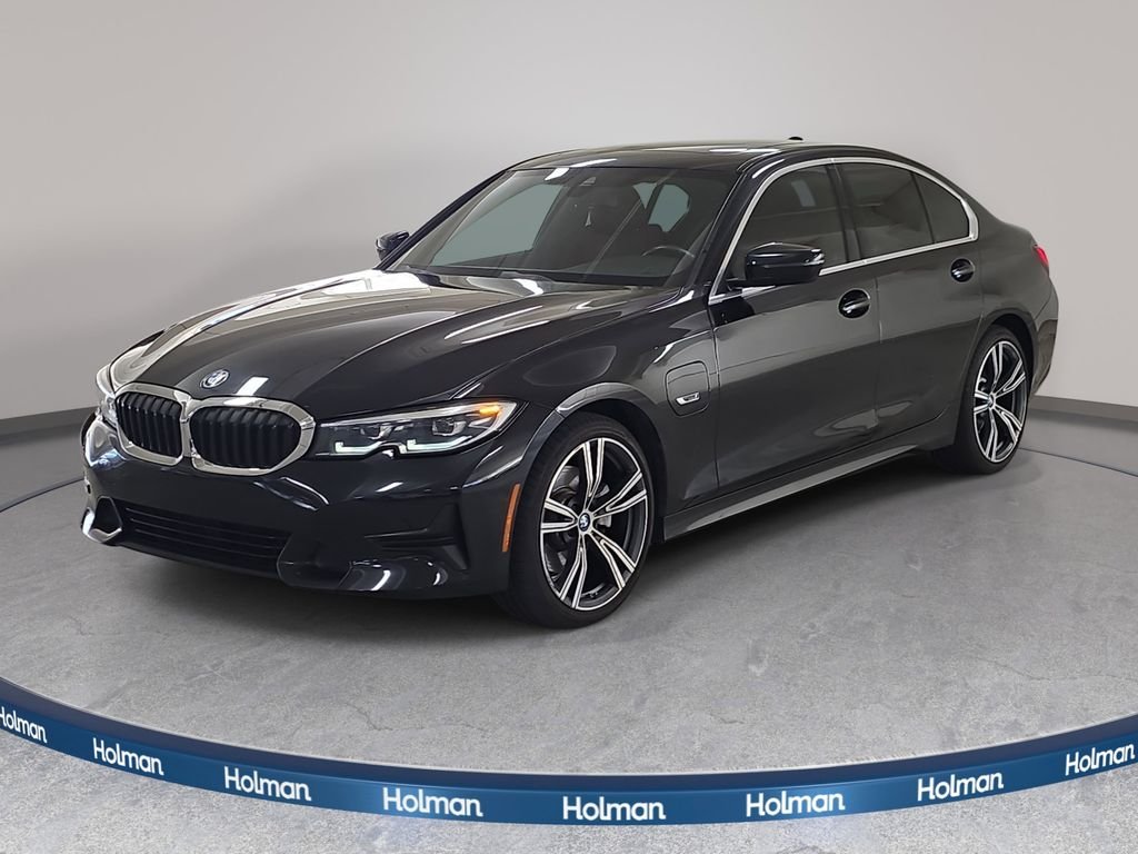 2022 BMW 3 Series 330e Sedan's photo