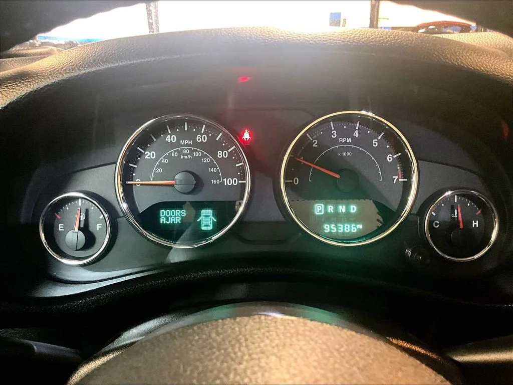 Used 2017 White Jeep Sahara image 24