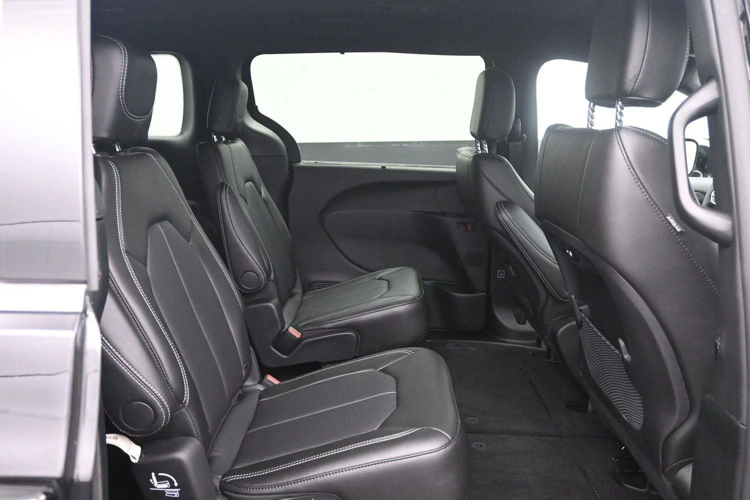 New 2027 Diamond Black Crystal Pearl-Coat Exterior Paint Chrysler Select image 11