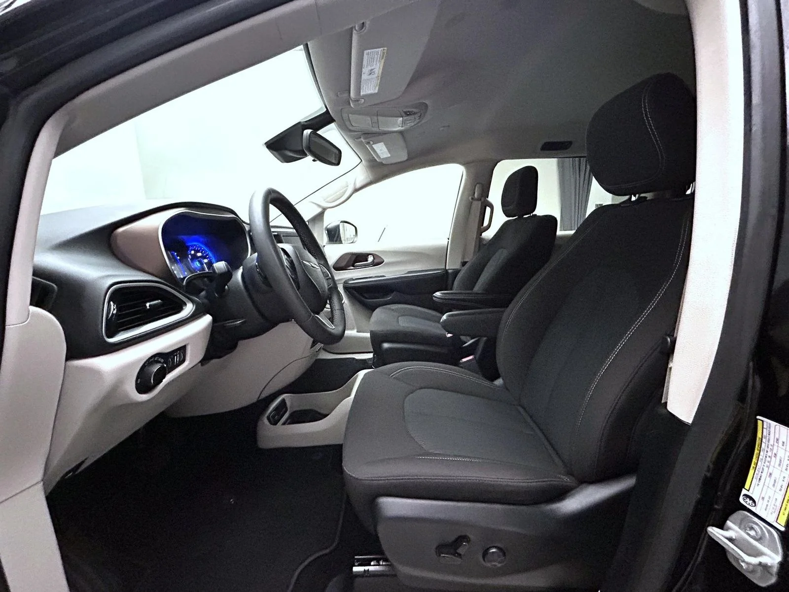 Used 2023 Black Chrysler LX image 10