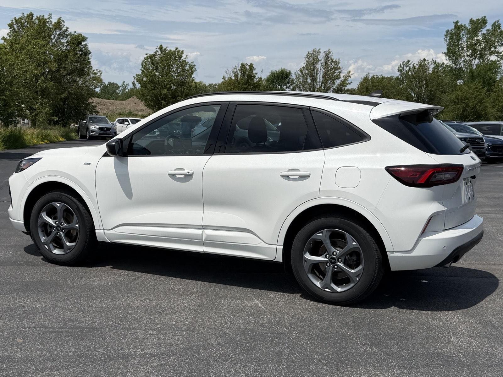 Used 2023 Star White Metallic Tri-Coat Ford ST-Line image 5