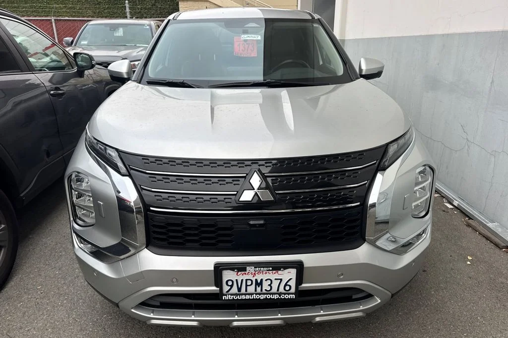 Used 2023 Silver Mitsubishi SE image 3