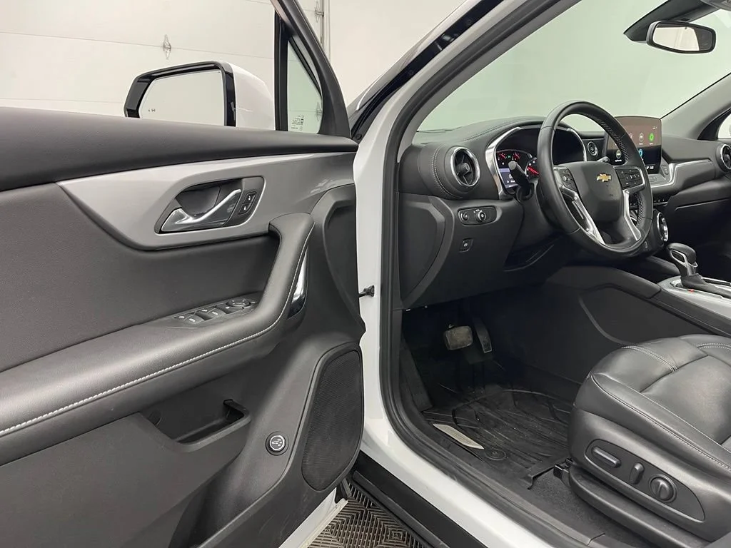 Used 2024 Summit White Chevrolet 3LT image 16